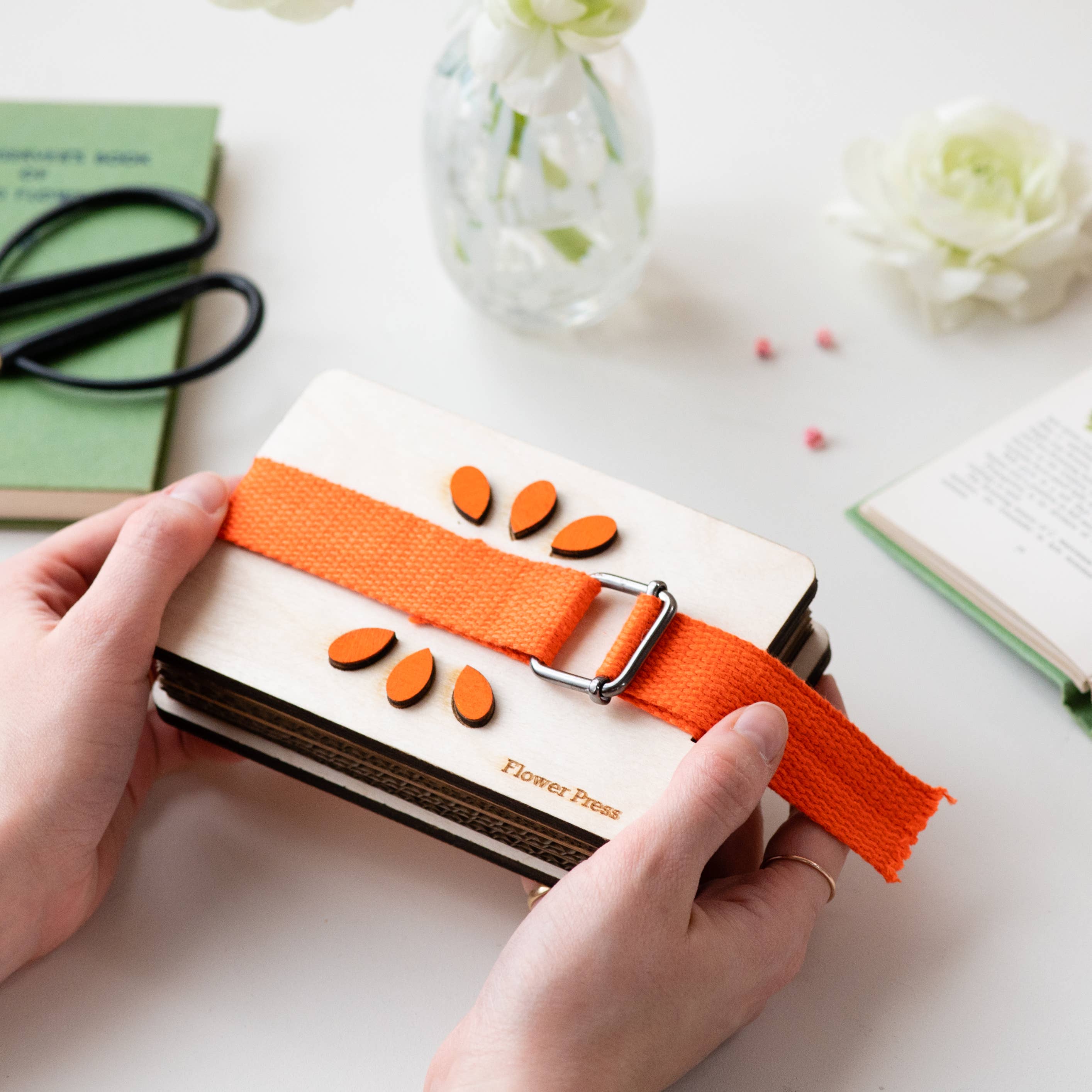 Portable flower press, pocket-size flower press