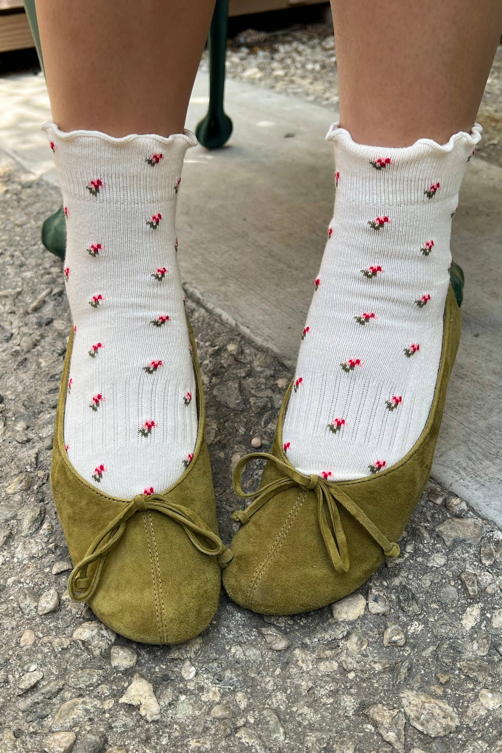 Petal Ruffled Hugger Crew Socks: Cream Petal