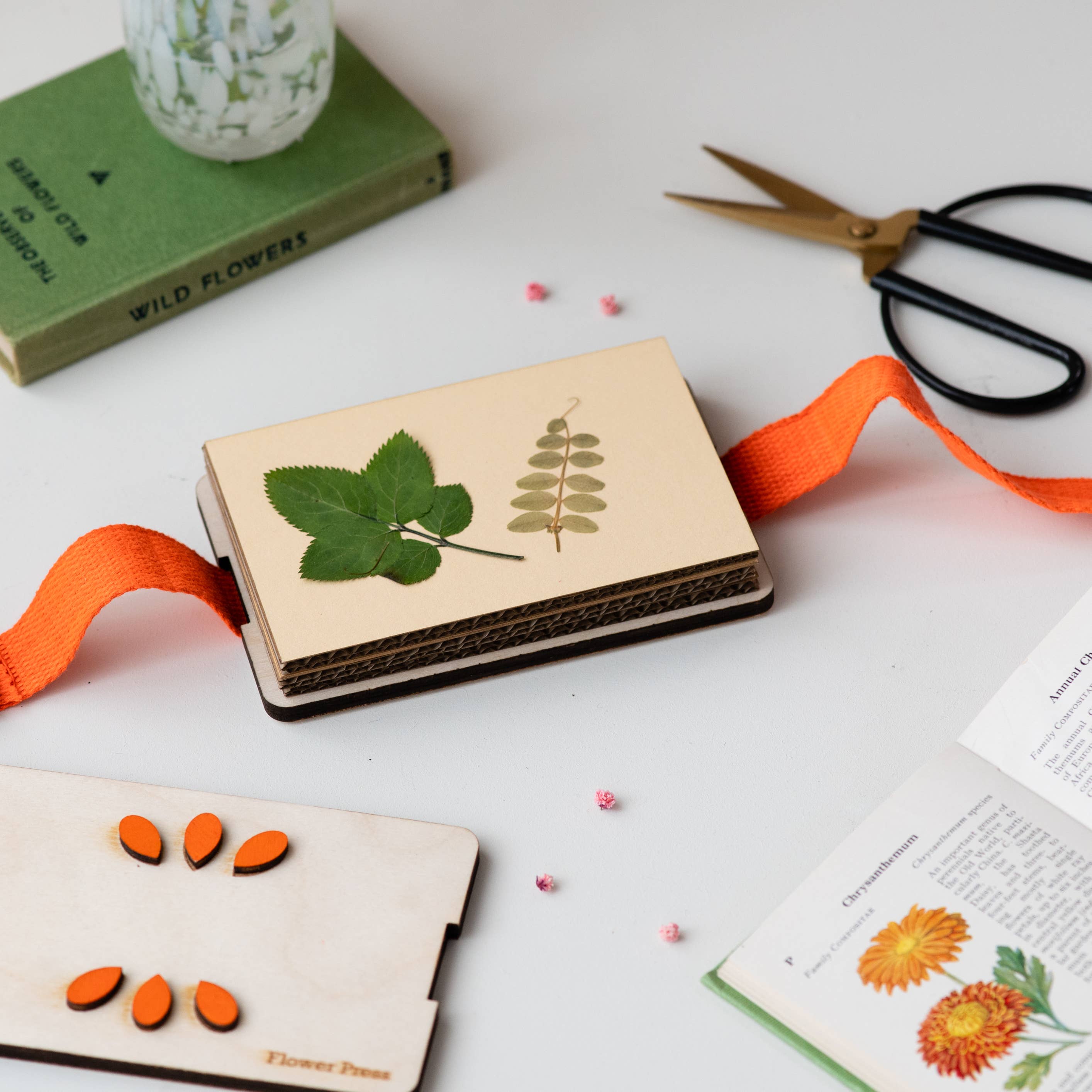 Portable flower press, pocket-size flower press