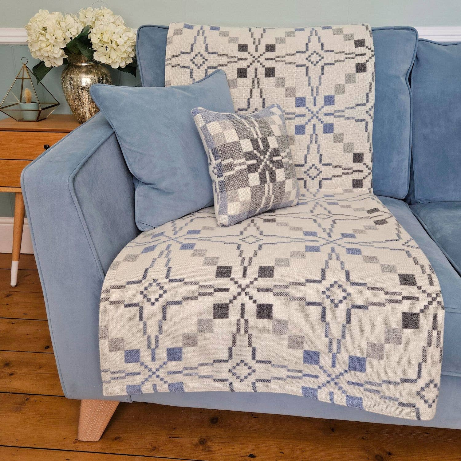 Vintage Star Throws and Blankets: Blossom / THROW