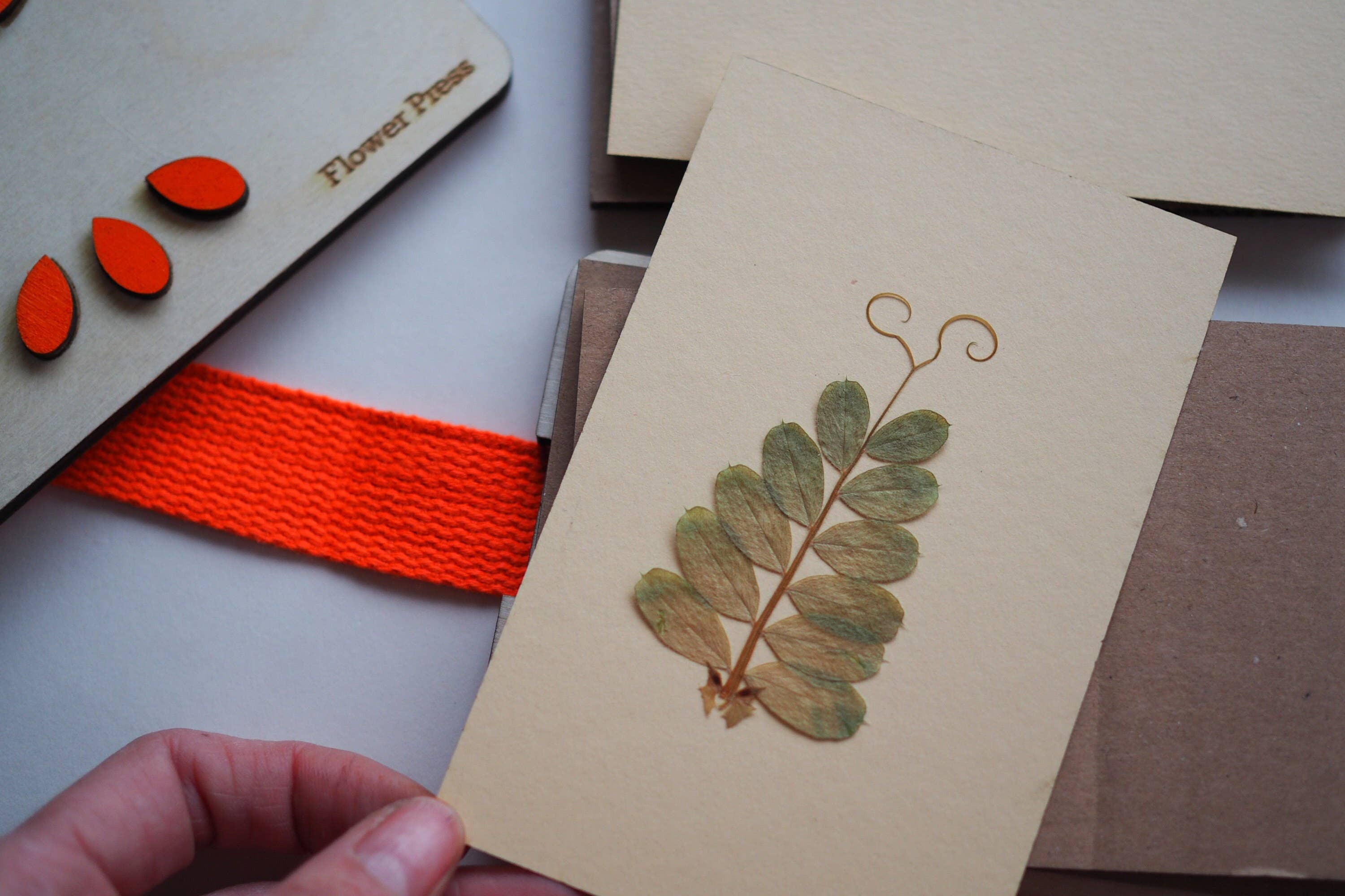 Portable flower press, pocket-size flower press