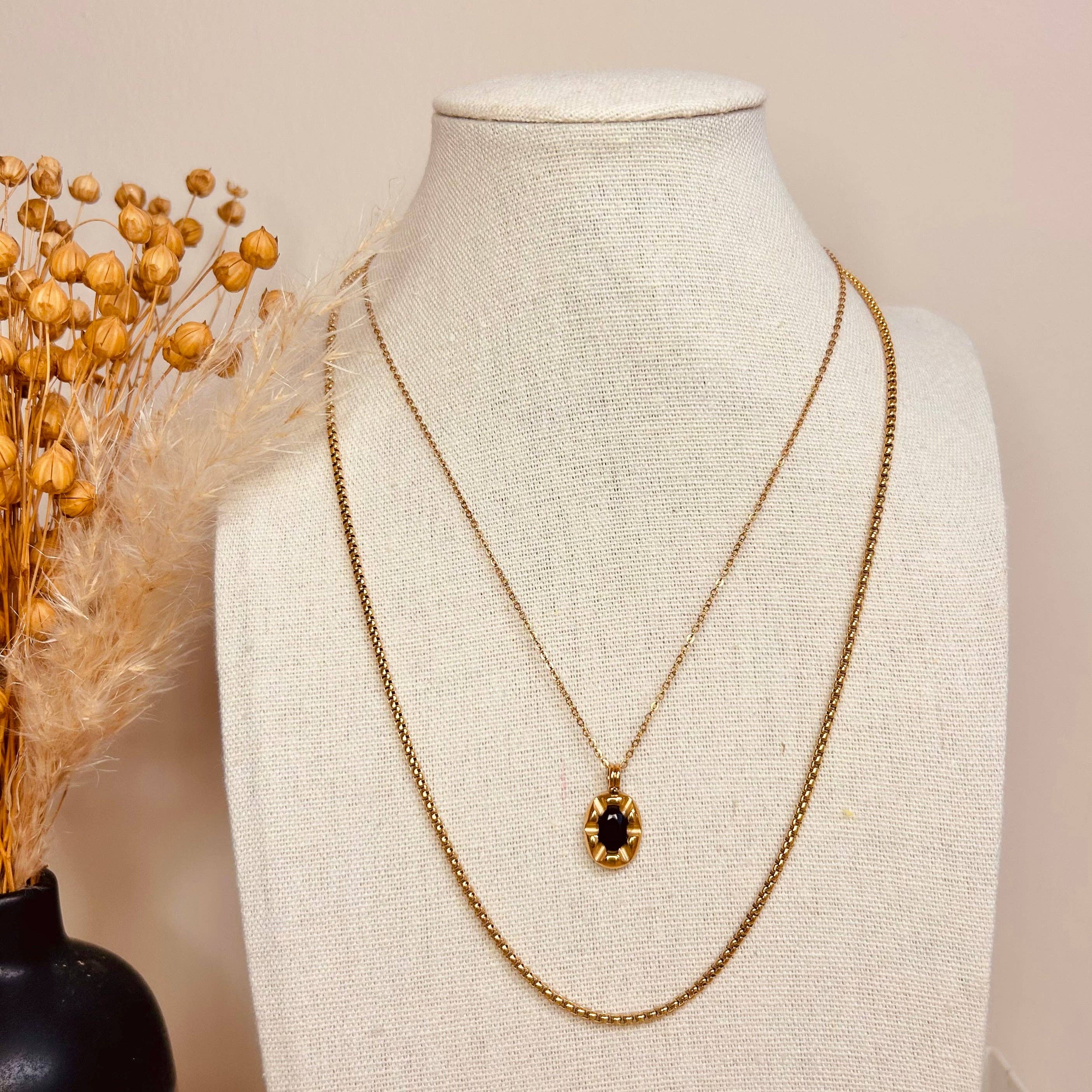 Everyday Noir Oval Necklace
