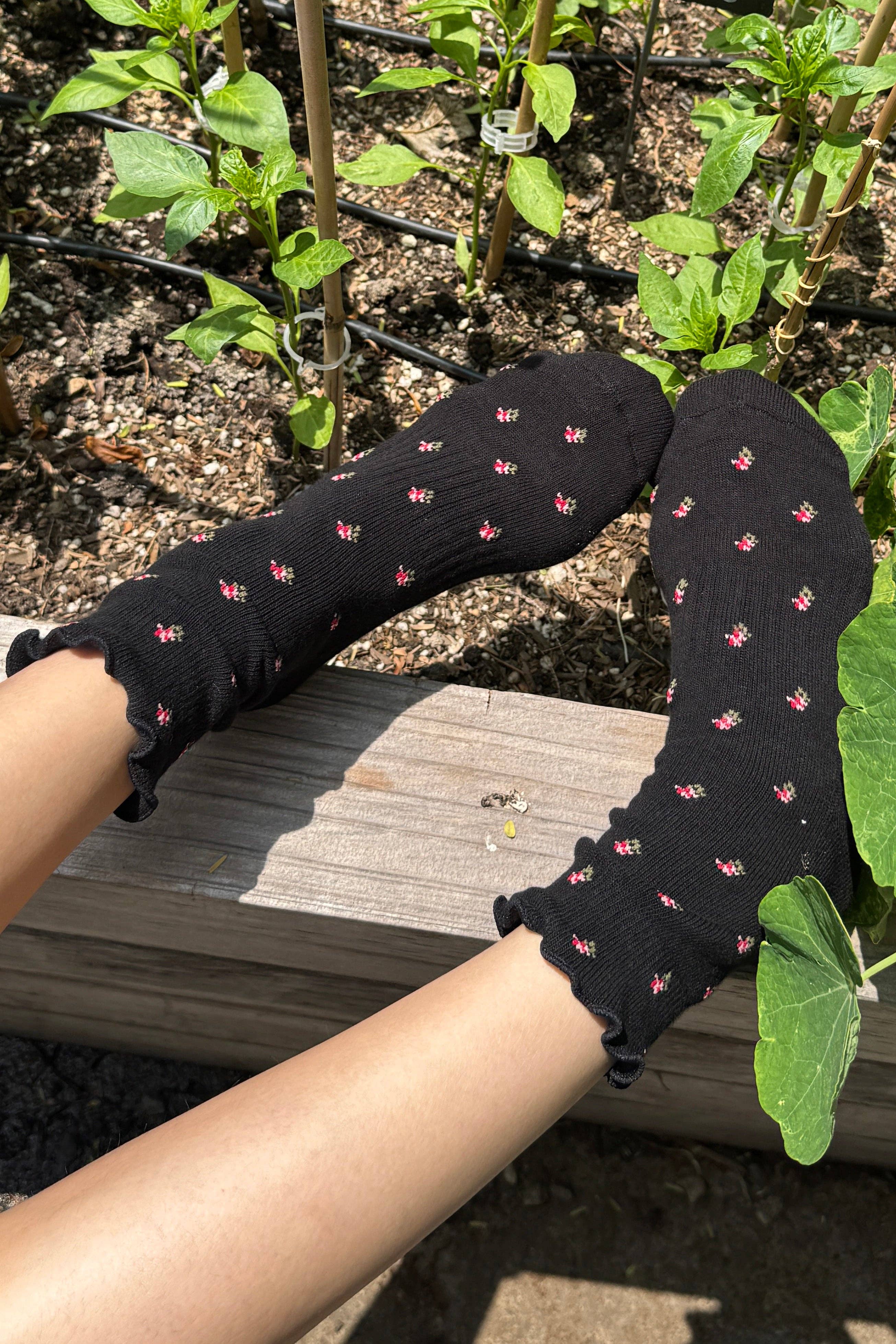 Petal Ruffled Hugger Crew Socks: Cream Petal
