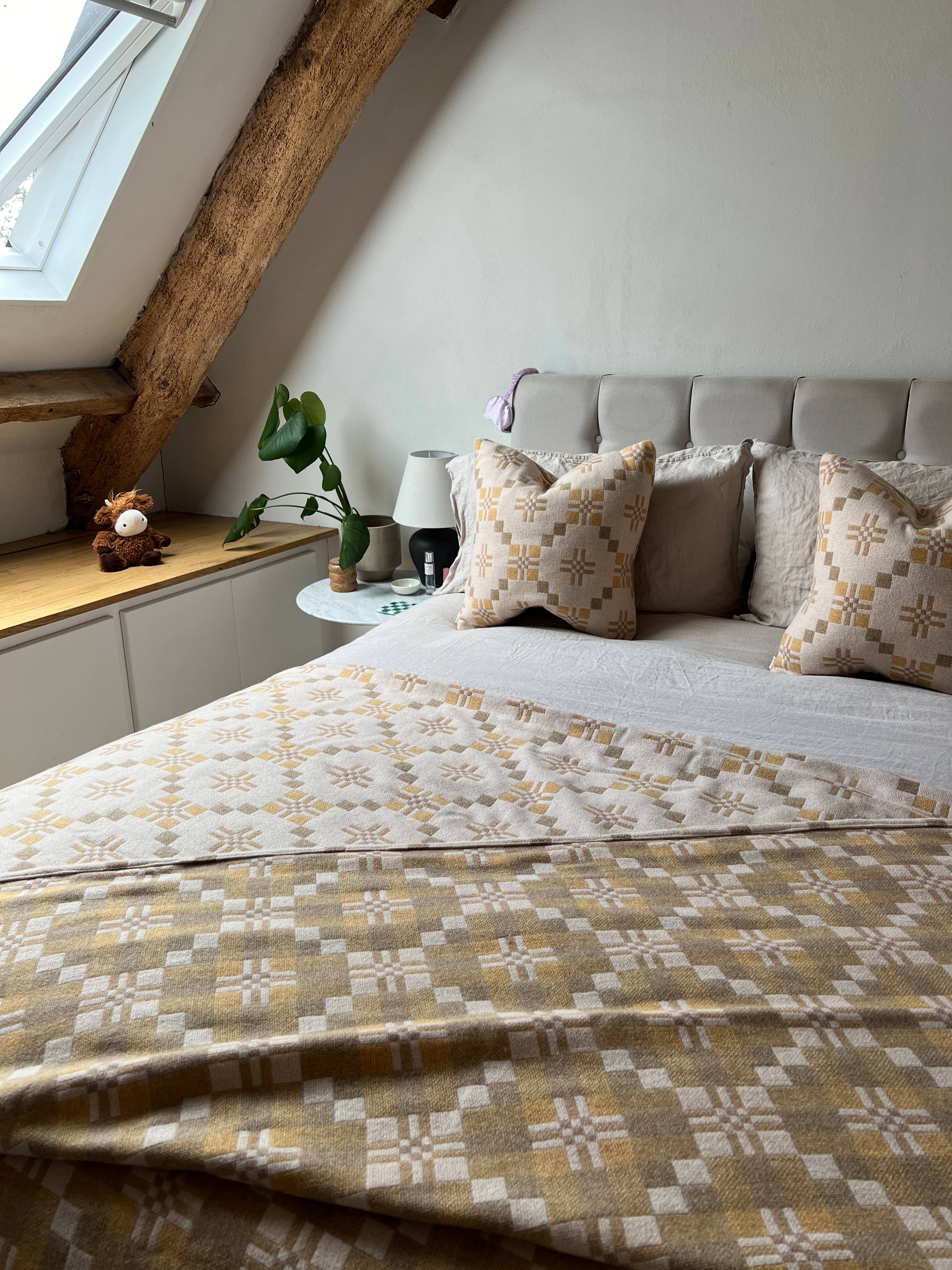 St Davids Cross Throws and Blankets: Deilen / THROW