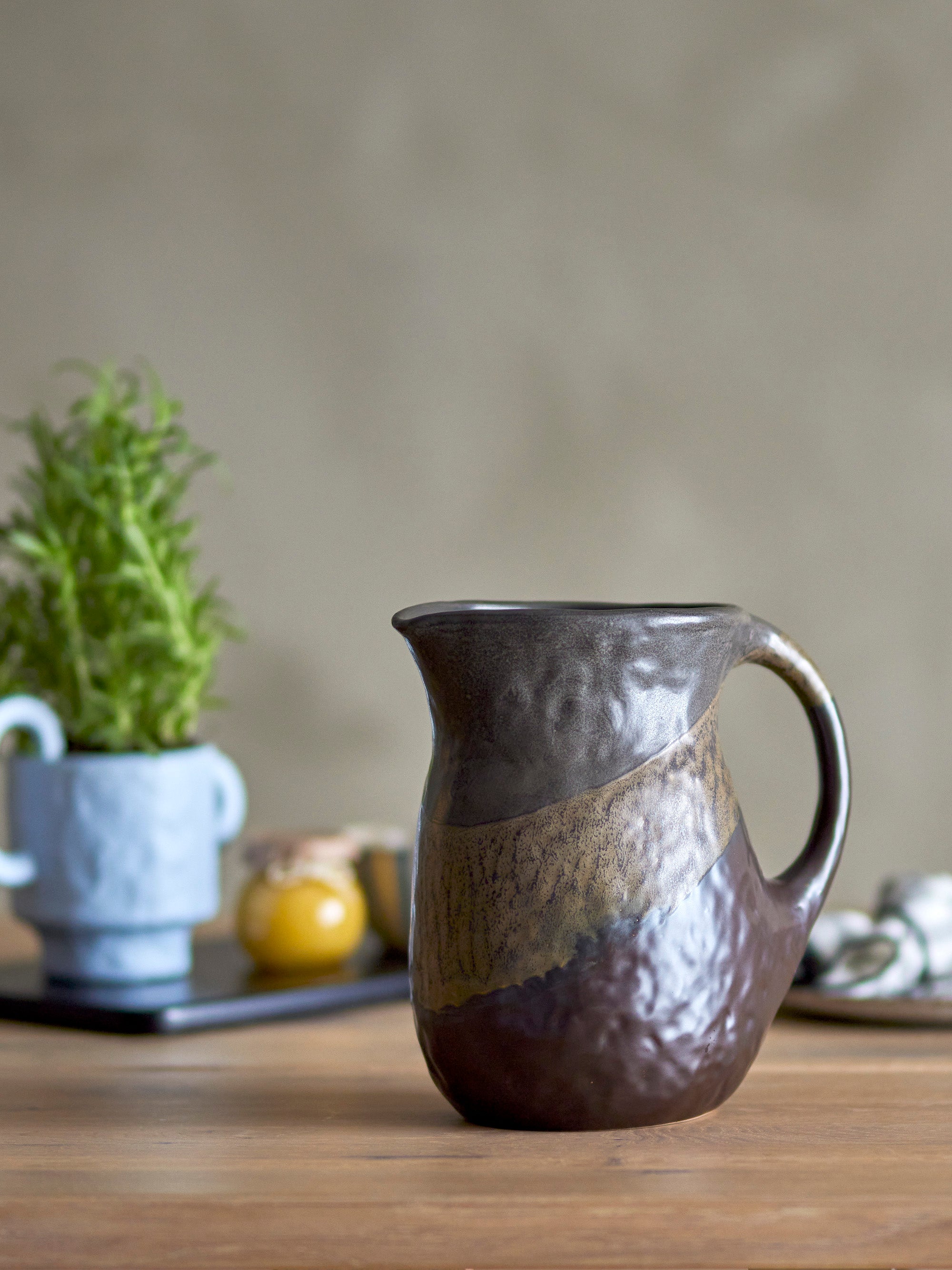 Paula Jug, Brown