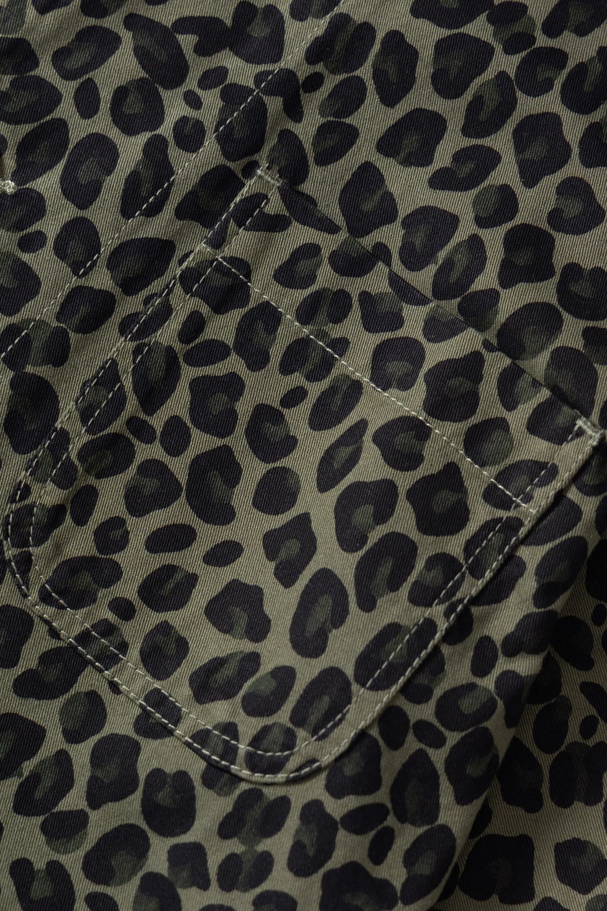Patterned Easy Chef Shirt - Green Leopard