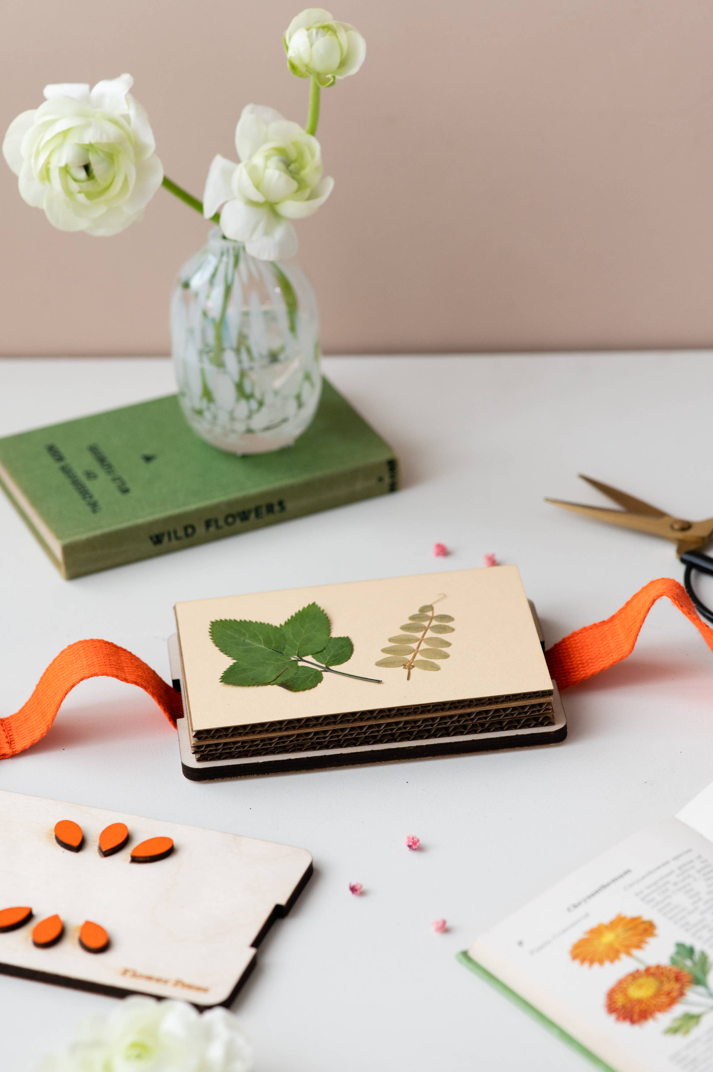 Portable flower press, pocket-size flower press