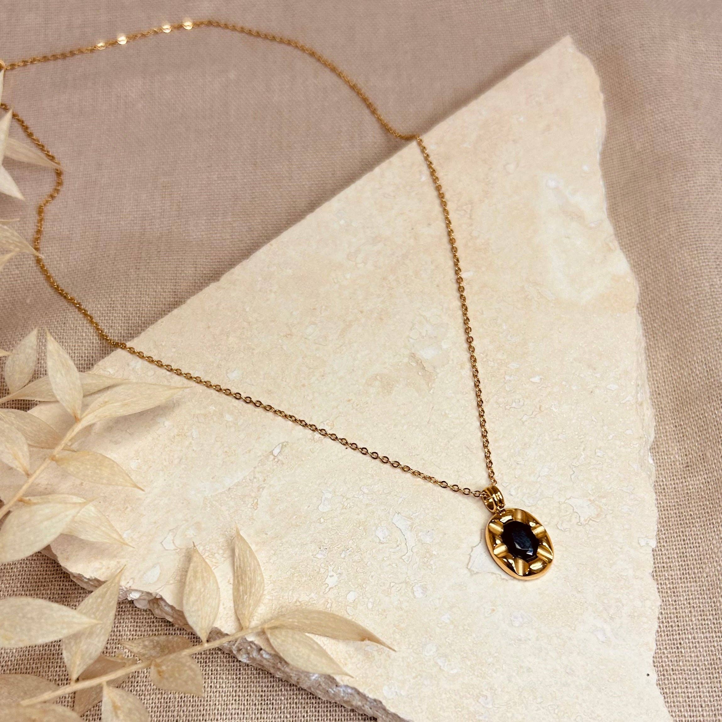 Everyday Noir Oval Necklace